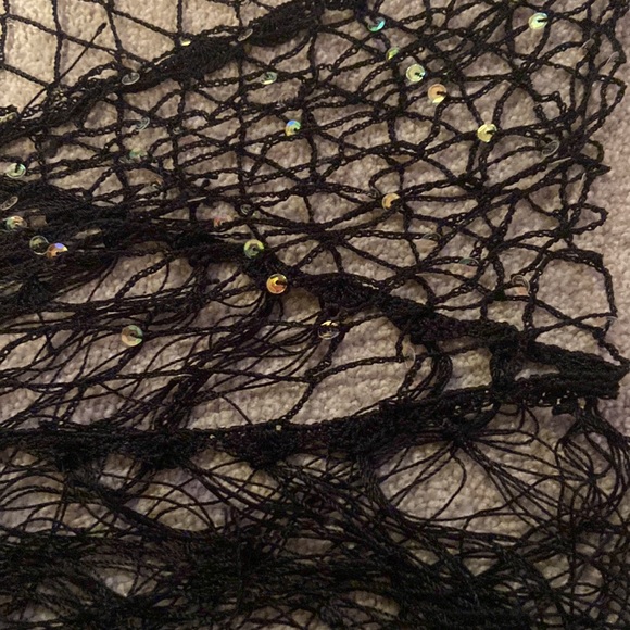 Fishnet shawl with sequins - Picture 2 of 3